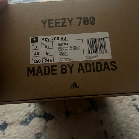 Yeezy 700 v3 Fade Carbon - Picture 5 of 7